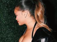 Rihanna przycisnęła kreacją biust